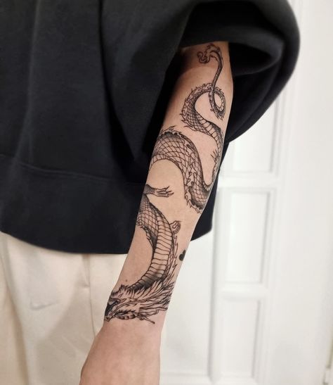 Tato Lingkaran, Tato Lengan Bawah, Dragon Tattoo Arm, Tato Naga, Around Arm Tattoo, Pola Tato, Wrap Tattoo, Dragon Sleeve Tattoos, Tato Lengan