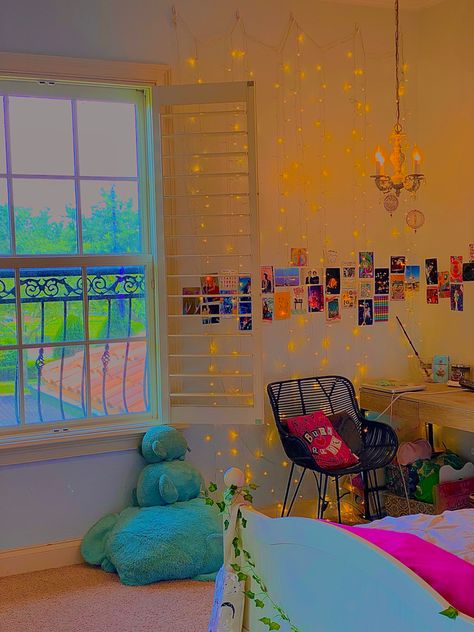 indie bedroom tiktok aesthetic room Indie Kid Room, Room Indie, Indie Room Ideas, Chambre Indie, Indie Bedroom, Aesthetic Bedroom Ideas, Chill Room, Retro Room, Home And Decor