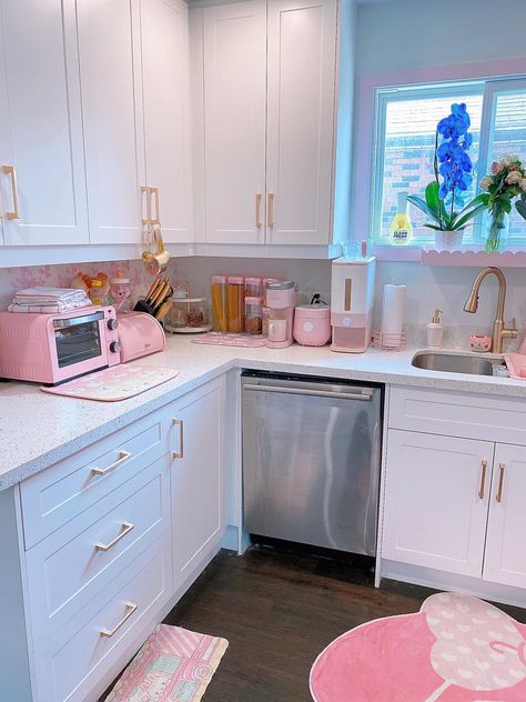 Girly Kitchen Decor, Stylish Apartment Decor, Girly Kitchen, Trendy Apartment Decor, Pink Kitchen Designs, Pink Apartment, Apartment Simple, Pink Kitchen Decor, Girly Apartments