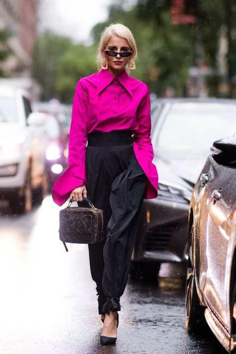 Fuchsia Outfit, Neon Pink Shirts, New York Fashion Week Street Style, New Street Style, Nyfw Street Style, Women Fashion Edgy, Looks Street Style, Street Style Trends, The Best Street Style