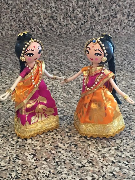 Indian lady Peg dolls Indian Peg Dolls Diy, Indian Dolls Handmade, Wire Dolls, Clothespin Crafts Christmas, Golu Dolls, Dolly Pegs, Indian Dolls, Sac Diy, Wood Peg Dolls