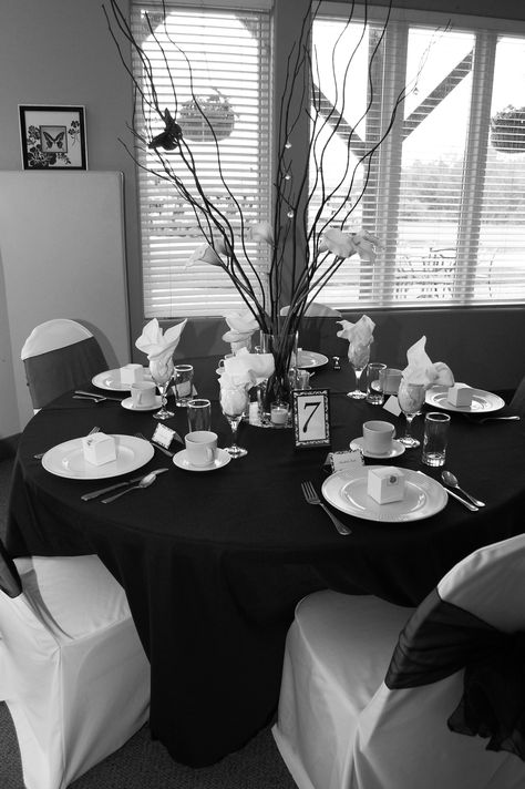 Black and white table decor. Simple, eye catching placecards. Center piece made with black twigs, calla lilies and black feathered birds - all from Dollar Store! Black And White Table Decor, White Table Decor, White Wedding Table Setting, Black And White Table, White Table Settings, Simple Eye, Super Party, Table Diy, Black Table