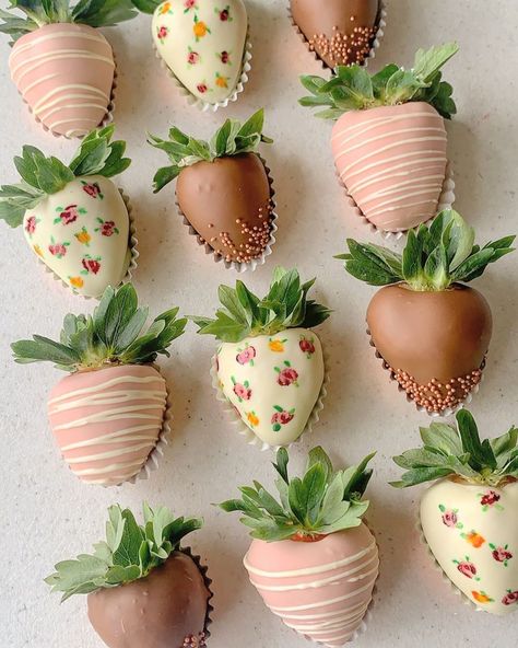 Floral Chocolate Covered Strawberries, Baby In Bloom Treat Table, Pretty Chocolate Covered Strawberries, Spring Chocolate Covered Strawberries, Flower Chocolate Covered Strawberries, Boho Strawberries, Flower Strawberries, Chocolate Covered Strawberries Ideas, Spring Strawberries