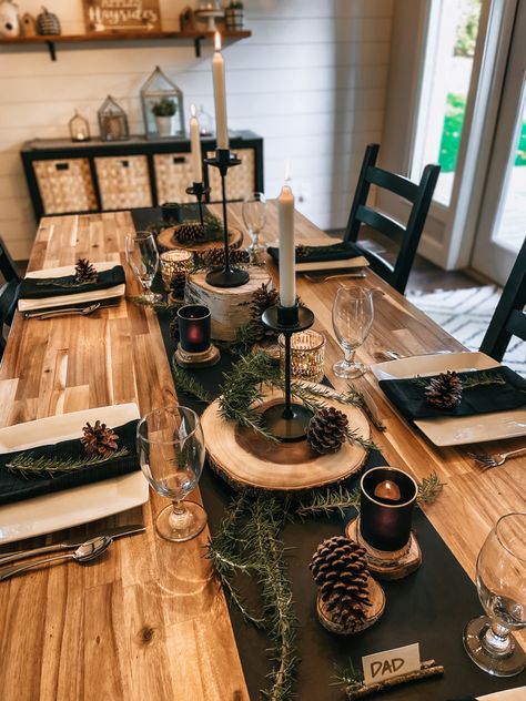 Fine Dining Table Decor, Wood Table Christmas Decor, Modern Christmas Dining Table Decor, Modern Christmas Table Centerpieces, Dinning Room Christmas Decorations, Xmas Table Ideas, Wood Table Setting, New Year Dinner Table Decoration, Table Clothes For Wedding