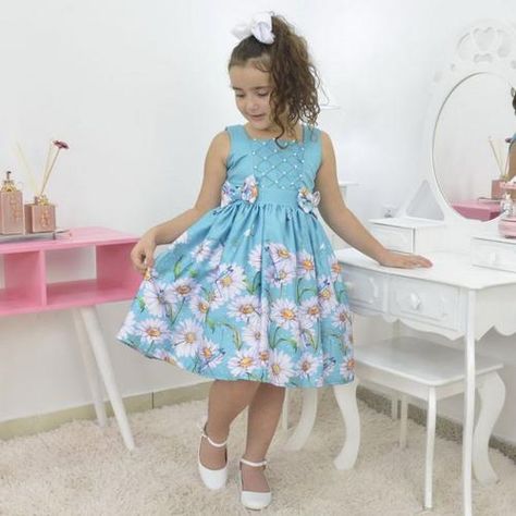 Vestido infantil verde com margaridas brancas e libélulas - moderna me Kids Summer Dresses, Kids Dress Wear, Skirts For Kids, Short Models, Baby Frocks Designs, Frocks For Girls, African Design Dresses, Latest African Fashion Dresses, Dresses Kids Girl