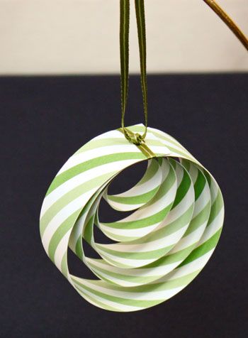 How To Make Paper Baubles, Ornaments Simple, Paper Circle, Paper Christmas Ornaments, Circle Ornament, Homemade Ornaments, Christmas Paper Crafts, Ornament Tutorial, Navidad Diy