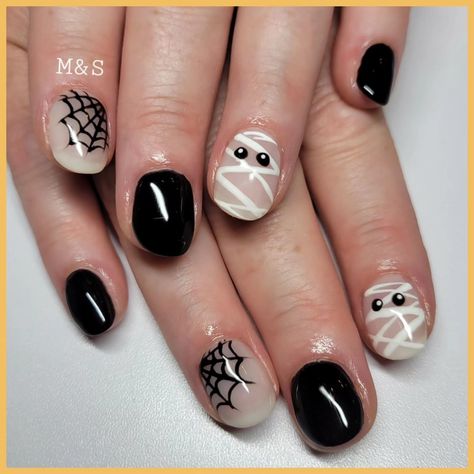 Easy Mummy Nail Art, Spooky Eyes Nails, Short Natural Nail Halloween Designs, Girly Halloween Nails Short, Mummy Nail Designs, Easy Halloween Nail Designs For Short Nails, Mummy Halloween Nails, Halloween Nail Designs Short Square, Gelish Halloween Nails