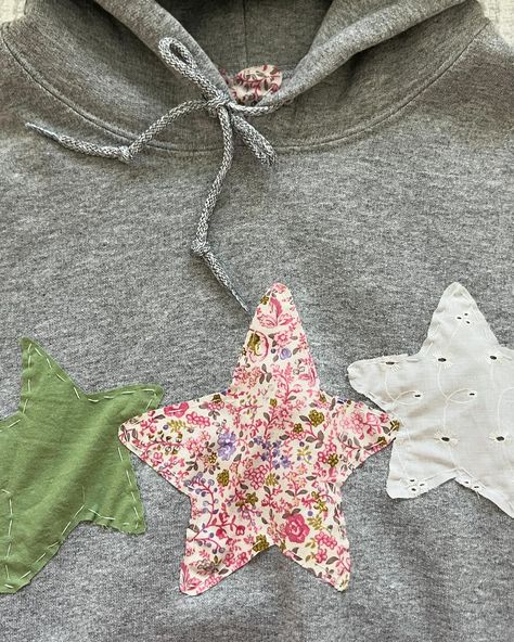 3 stars pink and green sweatshirt! 💗💚💗 Patchwork Sweatshirt Ideas, Sweatshirts With Patches, Patchwork Sweatshirt Diy, Patch Work Hoodie, Diy Hoodie Design, Hoodie With Patches, Embroidered Sweatshirt Diy, Diy Hoodie, Sweatshirt Diy