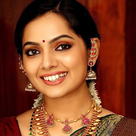 Samvritha Sunil Muthina Hara, Samvritha Sunil, Kerala Jewellery, Perhiasan India, Gold Necklace Indian, Traditional Jewellery, Antique Jewelry Indian, Indian Woman, Gold Wedding Jewelry