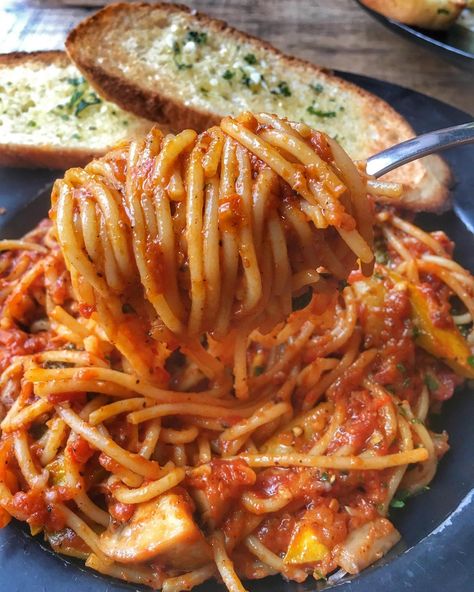 greatfoods: “Spaghetti in sun dried tomatoes and garlic sauce with garlic bread ” Spaghetti With Garlic Bread, Spaghetti Photography, Spaghetti And Garlic Bread, Spaghetti Aesthetic, Pasta And Garlic Bread, Spaghetti Bread, Eating Photography, Food Tiktok, Inflammatory Recipes