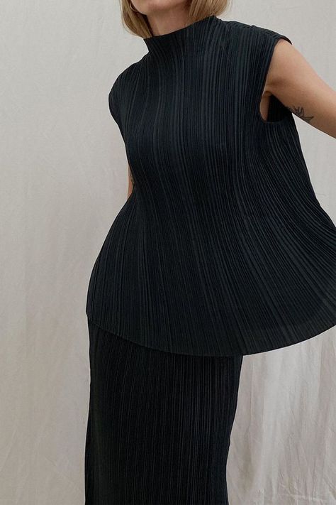 Pleated Fabric Outfits, Pleats Fashion, Make An Outfit, Look Expensive, Crinkle Fabric, 2020 Fashion Trends, Ribbed Knit Dress, Street Style Trends, Pleated Fabric