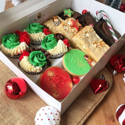 Christmas Baked Treat Boxes, Christmas Sweet Box Gift Ideas, Christmas Cake Box Ideas, Christmas Baked Goods Box Ideas, Christmas Box Dessert, Christmas Cupcake Box Ideas, Christmas Baking Boxes Gift Ideas, Christmas Dessert Gift Boxes, Fall Dessert Box Ideas