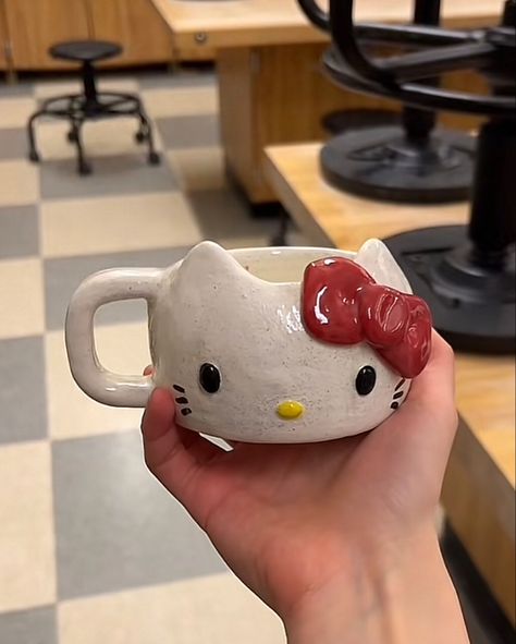 Hello Kitty Ceramic Mug, Cartoon Ceramic Ideas, Pottery Hello Kitty, Hello Kitty Clay Sculpture, Hello Kitty Air Dry Clay Ideas, Diy Clay Mug Ideas, Clay Snoopy Diy, Sanrio Ceramic Ideas, Pop Art Ceramics Ideas