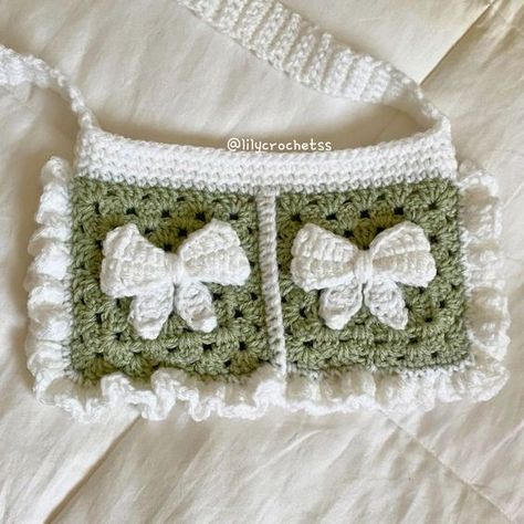 mini bow bag small crochet bag aesthetic #small rochetbagaesthetic #crochet #crochetbag #crochetbags 2.994 Crochet Bag Aesthetic, Free Crochet Bag Patterns, Crochet Storage Bag, Small Crochet Bag, Grandma Era, Crochet Store, Crochet Tutorial Pattern, Бисер Twin, Free Crochet Bag