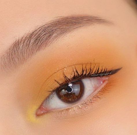 Subtle Yellow Eyeshadow, Soft Yellow Makeup, Sun Makeup Halloween, Orange Eye Makeup Soft, Cheer Eye Makeup, Yellow Makeup Looks, Yellow Eye Shadow, Sunshine Makeup, Quinceanera Makeup