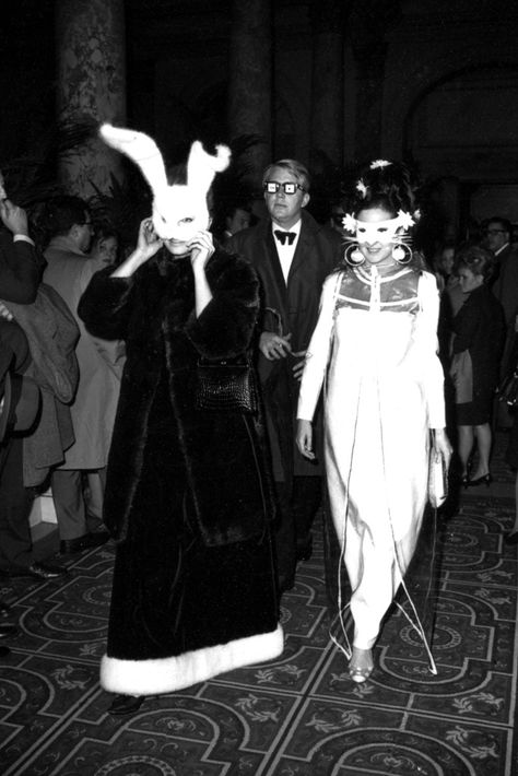 Truman Capote’s Black & White Ball, 1966 Surrealist Ball Costumes, Rothschild Surrealist Ball, Princess Luciana, Surrealist Ball, Kate Mess, Venetian Ball, Jacqueline De Ribes, Black And White Ball, Mask Ball