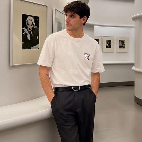 Man Pictures Ideas, Men Looks Casual Summer, Mens Aesthetic Photos, Nyc Men Outfit, Art Museum Date Outfit Men, Man Pose Ideas, Office Aesthetic Men, Mens Office Outfits, Office Casual Outfit Men