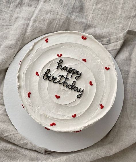 Tort Aesthetic, Happy Birthday Bento Cake, Circle Birthday Cake, Sweet 16 Simple, White Cake Ideas, White Birthday Cakes, Birthday Cakes For Teens, Cake Hacks, Simple Birthday Decorations