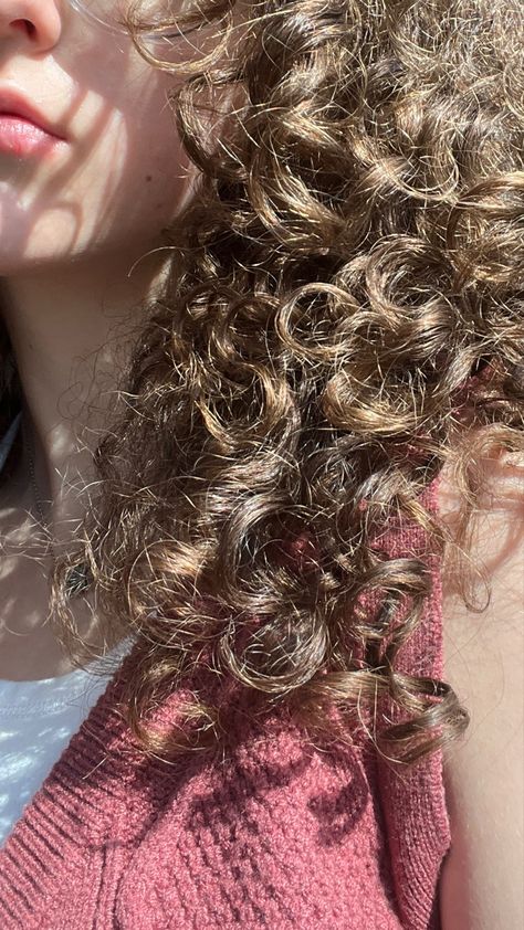 Girls With Curly Hair Aesthetic, Curl Hair Aesthetic, Curly Hair Aesthetic Girl, Curly Hair Girl Aesthetic, Curly Girl Aesthetic, Curly Hairstyles Aesthetic, Fashion Sketches Men, Curly Hair Aesthetic, Curly Hair Photos