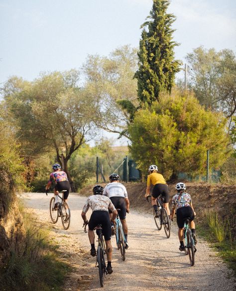 🍁Summer is over. The warm light of autumn works its way. Ideal time to get together with friends and enjoy a brunch at @rocacorbafoodtruck - Check out the new NATURE fall collection, you’ll love it! #rocacorba #rocacorbaclothing #rocacorbafoodtruck #gironacycling #cyclinglife #brunch #cycling Cycling Photography Photo Ideas, Cycling Photoshoot, Autumn Cycling, Cycling Nutrition, Biking Tips, Cycling Event, Nature Fall, Travel Project, Cycling Club