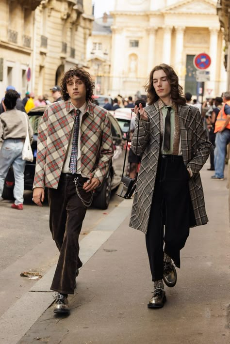 Paris Street Style Men, Fashion Week Ss23, 70s Fashion Men, Beatnik Style, Mens Fashion Week Street Style, Fashion Collection Inspiration, Men Fashion Week, Paris Fashion Week Men, High Fashion Men