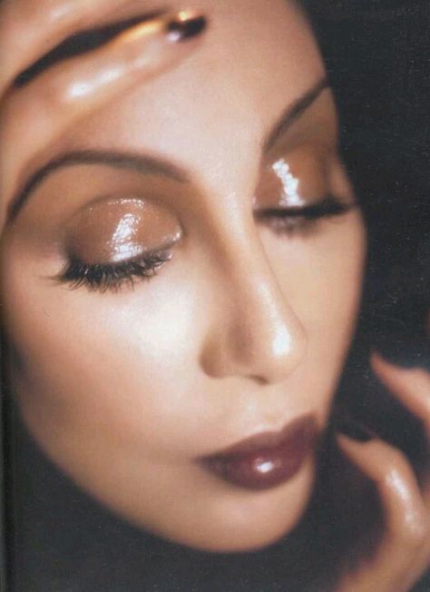 Cher-makeup by Kevyn Aucoin Kevyn Aucoin Making Faces, Cher Makeup, Look Disco, 90s Makeup Look, Cher Photos, Glossy Lids, 70s Makeup, 90s Makeup, Making Faces