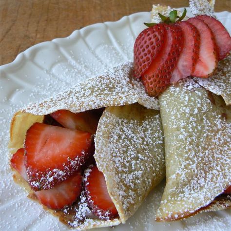 French Dishes, Crepe Recipes, Powdered Sugar, Brunch Recipes, Crepes, Granola, Breakfast Brunch, Strawberries, Delicious Desserts