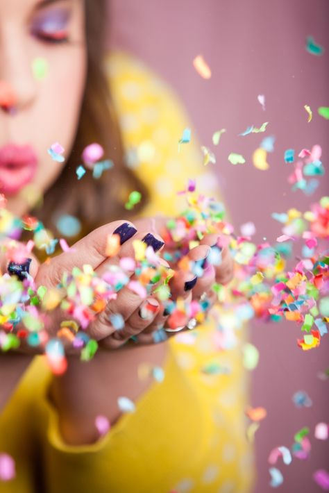 HOW TO TAKE THE PERFECT CONFETTI PHOTO Mouth Photography, Confetti Bars, Shutter Speed Photography, Confetti Photos, Glitter Photography, Shutter Photography, Motion Photography, Birthday Pictures, Jolie Photo