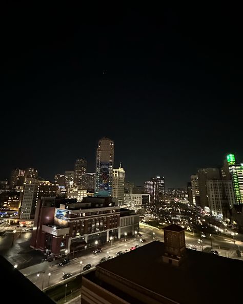 #view #detroit #nightlife #night #city Detroit At Night, Detroit Aesthetic, Detroit Night, Power Trip, Late Night Drives, Night Vibes, Night Driving, Night City, At Night