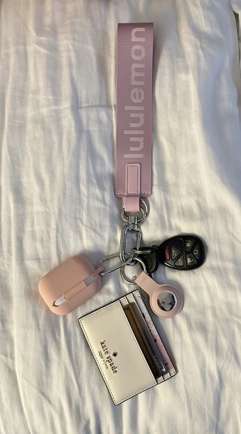 Keychain Lanyard Aesthetic, Car Key Lanyard Aesthetic, Keychain For Bags, Car Keys Lululemon, Phone Accessories Aesthetic, Elegant Car Accessories, Car Keys Keychain Aesthetic, House Keychain Ideas, Airpod Keychain Aesthetic