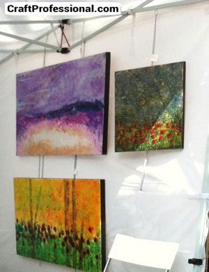 Paintings hung from chain Art Show Displays, Art Festival Booth Display, Festival Booth Display, Art Hanging System, Art Festival Booth, Photos Of Art, Art Fair Display, Art Display Wall, Art Fair Booth