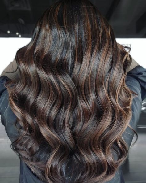 Chocolate and Caramel Blend for Black Base Beautiful Hair Color Ideas, Bday Hair, Dark Black Hair, Long Hair Highlights, Highlight Ideas, Hair Change, Black Wavy Hair, Plum Hair, Black Hair Balayage