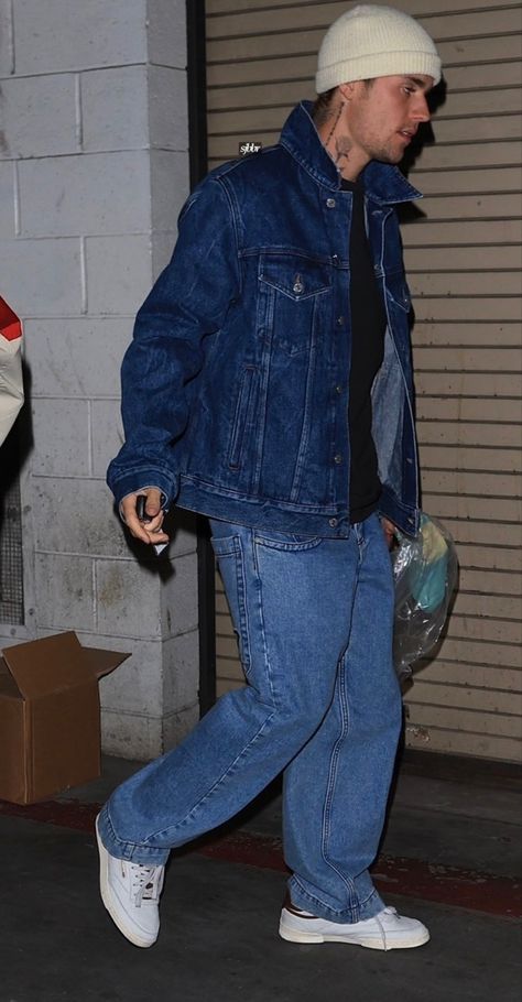 Blue Denim Jacket Outfit, Blue Denim Jeans Outfit, Justin Bieber Outfits, Denim Jeans Outfit, Lighting Photo, Beanie Outfit, Denim Street Style, Jeans Street Style, Denim Jacket Outfit