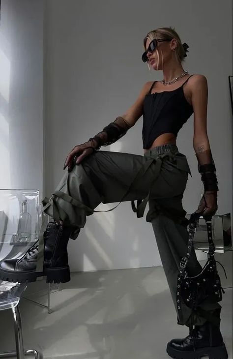 How to Get Tomboy Femme Style - TikTok Trend Watch 2024 Techno Inspired Outfit, Rave 2024 Outfits, Techno Style Outfit, Cold Weather Rave Outfits, Rave Looks Outfit, Techno Aesthetic Outfit, Futuristic Outfit Ideas, Rave Outfits Techno, Look Techno