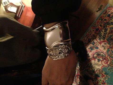 I wonder if you can see this....a stylish friend of mine pairs repousse' slim cuff with her Elsa Peretti bone cuff from Tiffany.  Snug and chic! Elsa Peretti Tiffany, Bone Cuff, How To Wear Belts, Diamond Accessories, How To Wear Rings, Bones Bracelet, Elsa Peretti, Chunky Jewelry, Classy Jewelry