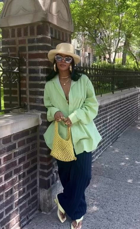 Green Inspo Outfits, Black Women Parisian Style, Casual Outfit With Hat, Classy Summer Outfits Aesthetic, Chic Curly Hair, Girl Outfits Ideas, Looks Festival, Aesthetic Brunch, Chic Fashion Style