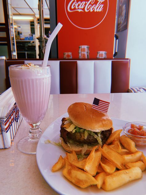 Essen, American Burger Aesthetic, Milkshake Diner Aesthetic, Burger And Milkshake Aesthetic, Burger Diner Aesthetic, Burger Restaurant Aesthetic, Burger Fries And Milkshake, American Milkshake, American Diner Food