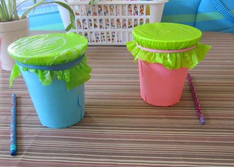 Make a simple drum for preschool fun! I'm using solo cups and waxed paper Preschool Music Theme, Drum Craft, Preschool Music Activities, Instrument Craft, Music Camp, Preschool Music, Music Crafts, Kids Daycare, Drum Lessons