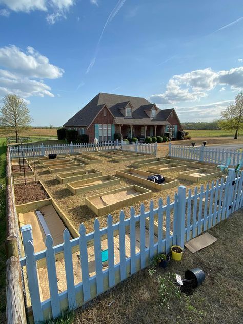 Garden idea raised beds Small Animal Farm Layout, Backyard Landscaping Acreage, Half Acre Garden Layout, 2 Acres Of Land Ideas, Mini Farm Layout, Farm Layout 10 Acres, Hobby Farms Layout, Acreage Ideas, Raised Bed Garden Layout