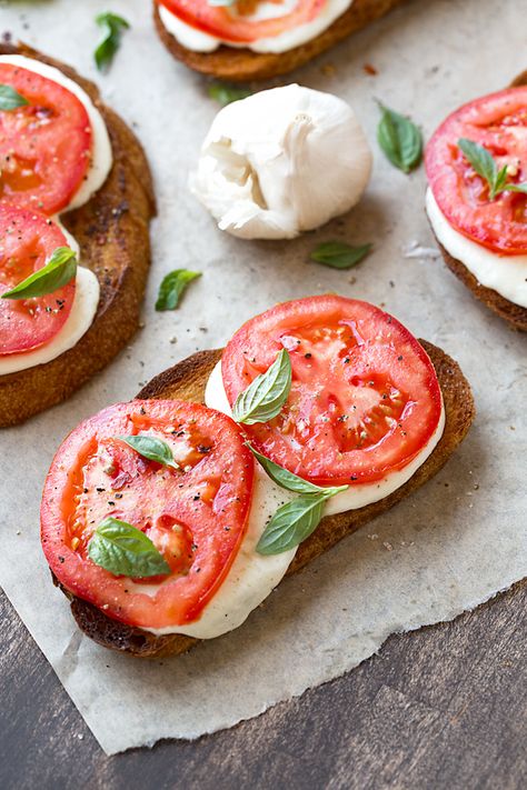 This delicious caprese garlic toast is rubbed with a clove of fresh garlic and topped with slices of mozzarella that are then melted under the broiler— they're brimming with all of the flavors of a caprese salad, and make for a scrumptious seasonal snack! #capresesandwich #garlictoastwithbread #garlictoastrecipe #garlictoasteasy Salads And Sandwiches, Caprese Toast, Garlic Toast, Healthy Breakfast On The Go, Light Recipes, Breakfast Brunch, Food Inspiration, Mozzarella, Love Food