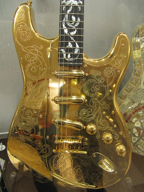 Gold Guitar, Online Guitar Lessons, Stratocaster Guitar, Guitar Obsession, Unique Guitars, Kirk Douglas, Cool Electric Guitars, Fender Guitar, Fender Custom Shop