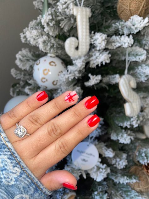 Winter Nail Ideas Dip Powder, Christmas Nails 2023 Dip, Red Holiday Nails Short, Dip Powder Nails Christmas 2023, Holiday Nails Dip Powder Red, Dip Powder Christmas Nail Designs, Christmas Nails Dipped, Red Gel Nails Short Design, Christmas Nails Sns Powder