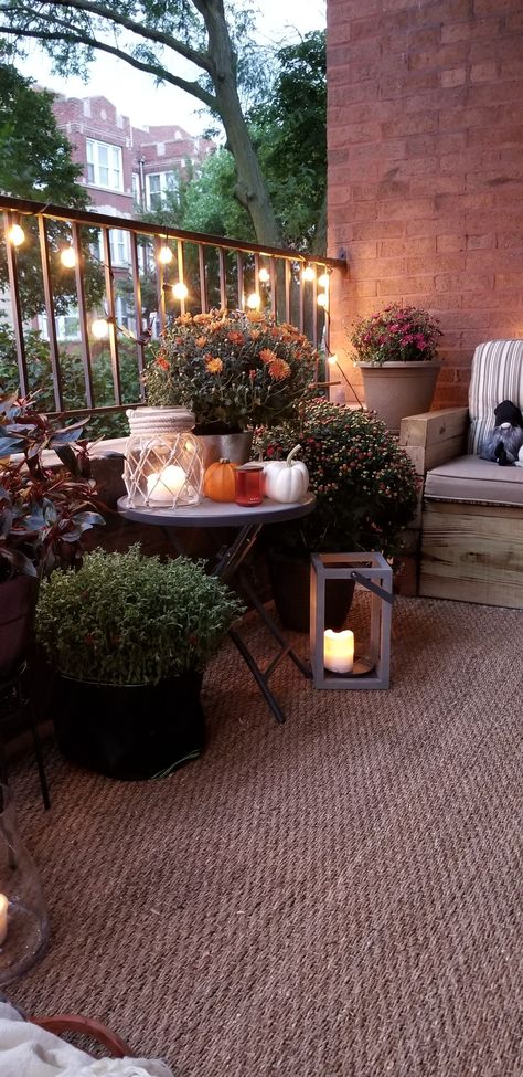 Fall Balcony decor Spring Balcony Decor, Fall Balcony Ideas, Fall Apartment Patio Decor, Winter Balcony Ideas Apartment, Autumn Balcony Decor, Fall Backyard Decor, Balcony Fall Decor, Halloween Balcony Decor, Fall Balcony Decor Apartment