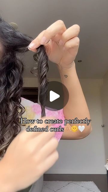 Wavy Hair Tricks, Twisting Curly Hair, How To Style Wet Wavy Hair, Making Hair Curly, Curl Enhancer For Wavy Hair, Curly Girl Method For Wavy Hair, How To Tell If You Have Wavy Hair, How To Make Your Curls More Defined, How To Curl Wet Hair