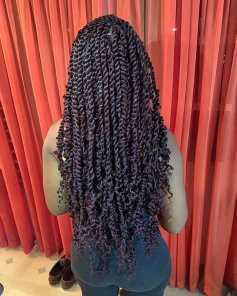 Ｌｏｃｓ  ｏｆ  Ｌｏｖｅ on Instagram: “Beautiful Juicy Twists!! 💅🏽 . Style: 𝓟𝓪𝓼𝓼𝓲𝓸𝓷 𝓣𝔀𝓲𝓼𝓽𝓼 Color: 99J” 99j Knotless Braids, Juicy Twists, Color Locs, Spring Twist Hair, Passion Twists, Box Braid Wig, Braided Hairstyles For Black Women, One Hair, Braids Wig