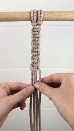 Simpul Makrame, Crochet Plant Hanger, Easy Macrame, Macrame Plant Hanger Patterns, Macrame Knots Tutorial, Makramee Diy, Macrame Supplies, Macrame Knots Pattern, Knots Diy