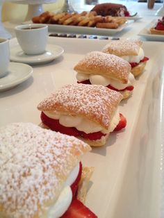 Strawberry Puff Pastry, Puff Pastry Recipes Dessert, Recipe Puff Pastry, Dessert Pumpkin, Pastries Recipes Dessert, Puff Pastry Cream Puffs, Romanian Desserts, Cream Puff Recipe, Puff Pastry Desserts