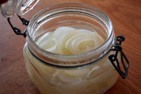 Pickled White Onions - Your New Best Friend - AterietAteriet | Food Culture White Onion Pickle Recipe, Pickled Sweet Onions, Quick Pickled Onions White, White Onion Recipes, Pickled White Onions Recipe, Pickled White Onions, Burger Bros, Onion Dishes, Pickled Fish Recipe