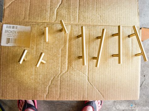 to spray cabinet handles, push screws through cardboard and secure hardware as if installed on cabinet, spray :) {Updating Inexpensive Cabinet Hardware| Best Gold Spray Paint, Spray Paint Cabinets, Gold Kitchen Hardware, Painting Hardware, Gold Cabinet Hardware, Diy Ring, Kitchen Pulls, Diy Kitchen Decor, Gold Spray Paint