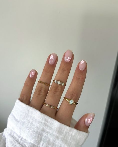 42 Spring Nail Art Designs To Try - Beauty Bay Edited Design Ongles Courts, Builder Gel Nails, Short Gel Nails, Short Square Nails, Simple Gel Nails, Minimal Nails, Summery Nails, French Acrylic Nails, Cute Gel Nails